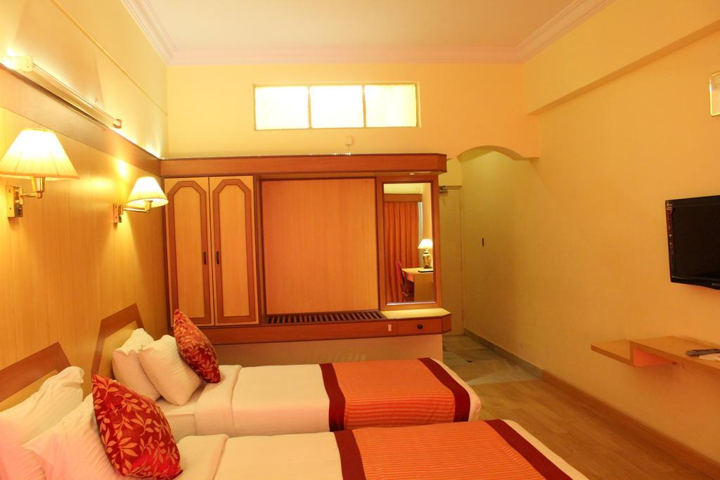 Yasodha Towers Hotel โฮซูร์ ภายนอก รูปภาพ