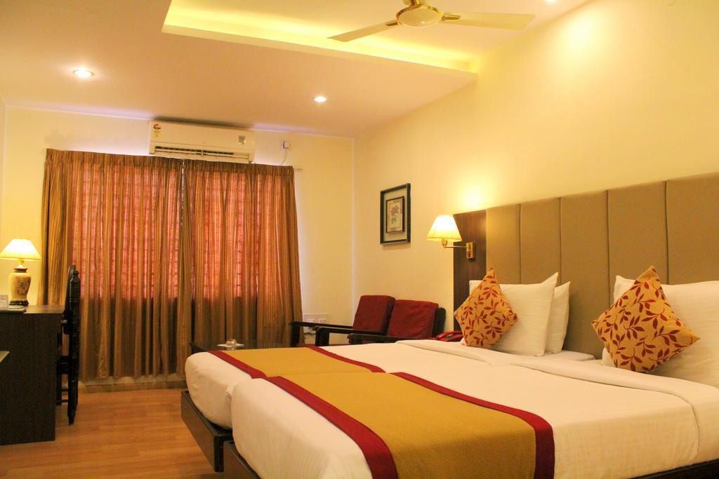 Yasodha Towers Hotel โฮซูร์ ภายนอก รูปภาพ