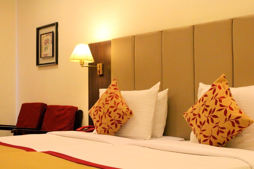 Yasodha Towers Hotel โฮซูร์ ภายนอก รูปภาพ